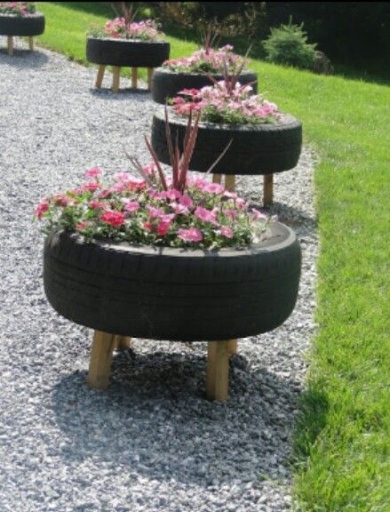 Garden Ideas Using Old Tires, Wedding Decorations Garden, Tyre Garden, Tire Craft, Tire Garden, Tire Planters, Gardening Aesthetic, Garden Hacks, Aesthetic Garden