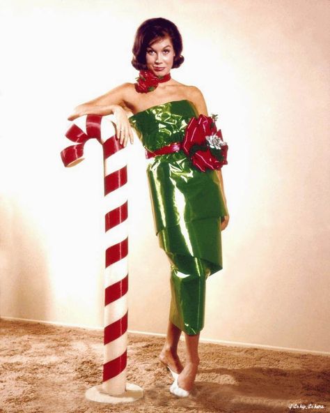 40 Vintage Hollywood Colorful Christmas Celebrity Photos | if it's hip, it's here Vintage Christmas Photos, Tyler Moore, Kitsch Christmas, Mary Tyler Moore, Mode Tips, Christmas Shoot, British Invasion, Christmas Photoshoot, Beauty Dress