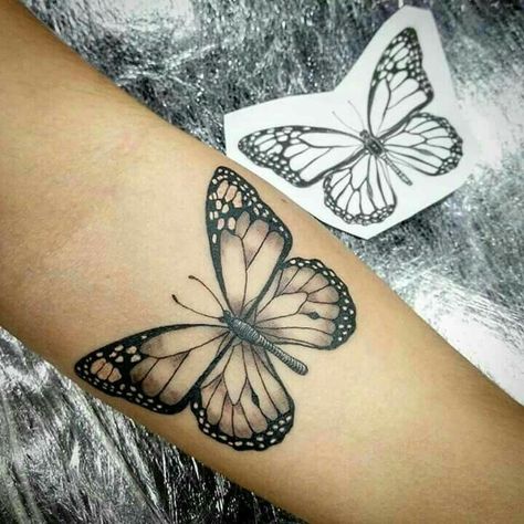 Tropisches Tattoo, Tattoo Main, Butterfly Tattoos On Arm, Butterfly Tattoos For Women, Butterfly Tattoos, Stylist Tattoos, Butterfly Tattoo Designs, Dainty Tattoos, Dream Tattoos