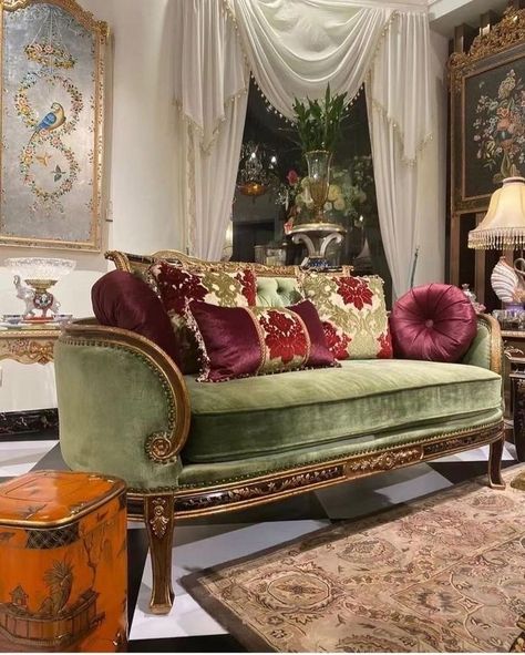 French Interior Design Living Room, Modern French Interior Design, Sofas Ideas Living Room, Mirrored Furniture Decor, Victorian Settee, Instax Frame, Upholstery Trends, Living Room Decor Country, Vintage Sofas