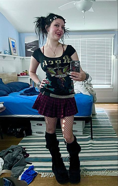 Myspace Aesthetic Outfit, Mall Goth Summer Outfits, Numetal Aesthetic Outfits, Skramz Outfit, 2000s Rock Fashion, Goth Y2k Outfits, 2000 Punk, Goth Hippie Outfits, 2000s Goth Fashion