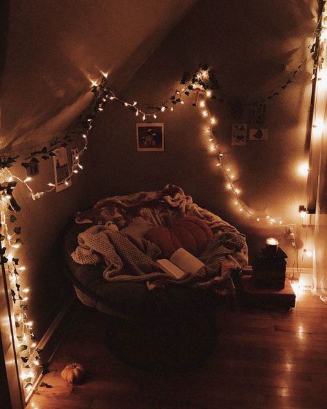 Cute Cosy Bedroom Ideas, Sensory Nook, Cozy Mirror, Cosy Reading Corner, Autumn Room, Bedroom Vibes, Cozy Reading Corners, Bedroom Trends, Bedroom Corner