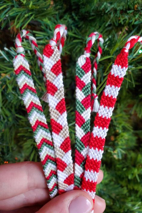 Christmas Friend Ship Bracelets, Christmas Embroidery Bracelets, Xmas Friendship Bracelets, Christmas Chevron Bracelet, Christmas Thread Bracelets, Friendship Bracelet Patterns Christmas, Holiday Friendship Bracelet Patterns, Christmas Macrame Bracelet, Chevron Bracelet Ideas