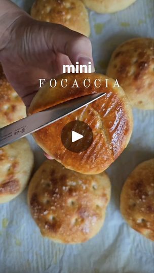 Mini Focaccia, Yummy Bread, Biscuit Bread, Biscuit Rolls, Baking Substitutes, Flaky Salt, Fry Bread, Focaccia Bread, Mini Loaf