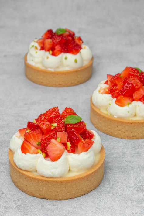 Strawberry cream tart Strawberry Tart Decoration, Strawberry Tarts Mini, Strawberry Tartlets, Strawberry Tarts Recipe, Hazelnut Tart, Strawberry Custard, French Tart, Custard Tarts, Book Video