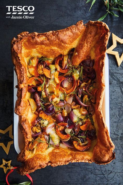 Yorkshire Christmas Pie, Roast Veg Recipes, Veg Roast Dinner, Jamie Oliver Yorkshire Pudding, Vegetarian Roast Dinner Ideas, Yorkshire Pudding Jamie Oliver, Christmas Dishes Food, Christmas Day Food, Vegetarian Roast Dinner