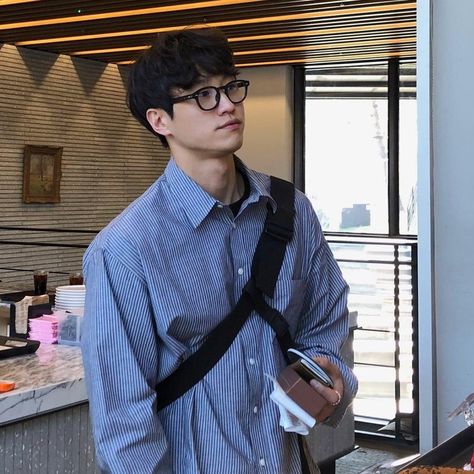 Nerd Men Aesthetic, Nerdy Glasses Aesthetic, Nerdy Men Aesthetic, Nerdy Cute Guys, Nerdy Asian Guy, Nerd Aesthetic Men, Cute Nerdy Guys With Glasses, Nerd Outfits Men, Asian Men Glasses