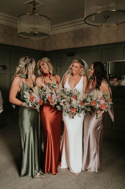 Rust Bridesmaids, Orange Bridesmaids Dresses, Orange Bridesmaids, Bodas Boho Chic, Orange Wedding Themes, Olive Green Weddings, Fall Wedding Bridesmaids, Rust Bridesmaid Dress, Fall Wedding Color Schemes