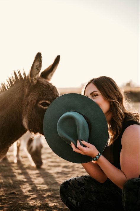 Donkey Photoshoot, Farming Photoshoot, Western Model Photography, Western Photoshoot Ideas With Horse, Photoshoot With Horse Ideas, Farm Photoshoot, Western Pictures Ideas, Cowgirl Photoshoot Ideas, Western Graduation Pictures