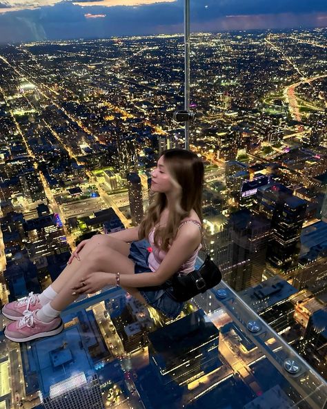 #chicago #skydeck #aesthetic #citylife #citylights Chicago Skydeck Photo Ideas, Skydeck Chicago Poses, Skydeck Chicago Pictures, Sky Deck Chicago, Chicago Skydeck, Chicago Instagram, Chicago Life, Skydeck Chicago, Chinatown Chicago