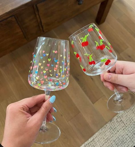 Paint Night Wine Glasses, Painting A Wine Glass Diy, Galentines Party Wine Glass Painting, Cute Painted Glasses, Aesthetic Wine Glass Painting, Wine Night Crafts, Cherry Wine Glass Painting, Painted Wine Glasses Aesthetic, Simple Wine Glass Painting