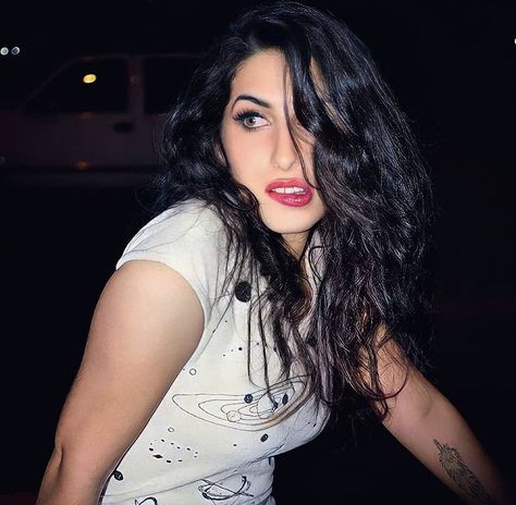 Amy Winehouse Frank, Amy Winehouse Style, Amazing Amy, Amy Winehouse, Female Singers, Fav Celebs, Back To Black, Style Icons, Pretty People