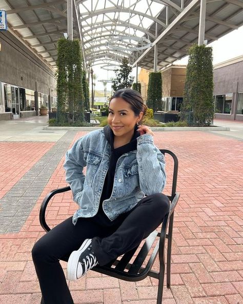 Cely De Rosas | Outfit Inspo on Instagram: "My comfy rainy day outfit in SoCal ☔️☔️ @ymijeans ——— Denim jacket @ymijeans (DC: CELY30- link in bio) Hoodie @elevatedfaith (DC: CELY-15) Flare leggings & bag @forever21 ——— #easywinteroutfits #winteroutfitideas #winterstyle #rainydayoutfit #comfycasual #streetstyle #flareleggings #denimjacket #hoodie #neutralstyle #minimalstyle #petitestyle #pinterestgirl #ymijeans #lovemyymi #denimoutfit" Cute Comfy Outfits For Rainy Days, Rain Baddie Outfit, Cute Rainy Outfits, Denim Jacket Hoodie Outfit, Rainy Day Comfy Outfits, Jean Jacket Leggings Outfit, Rainy Day Jeans Outfit, Disney Rainy Day Outfit, Leggings And Jean Jacket Outfit