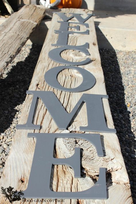 HUGE Front Porch Welcome Sign - The Wood Grain Cottage Fall Diy Wood Projects, Barnwood Projects Diy, Pallet Signs Diy Outdoor, Wood Ideas Projects, Wood Hearts Diy, Welcome Sign Front Door Diy, Carport Door, Barn Wood Ideas, Barn Board Projects