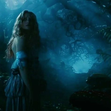 Alice Kingsleigh, Alice In Wonderland 2010, Dark Alice In Wonderland, Alice In Wonderland Aesthetic, Mia Wasikowska, Tim Burton Art, Alice Madness Returns, Tim Burton Films, Alice Madness