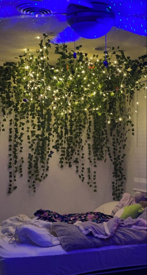 Fairy Bedroom Decor Ideas, Vines And Twinkle Lights Bedroom, Mystical Living Room Ideas, Pandora Avatar Room Ideas, Moss Room Ideas, Pandora Room Ideas, Wisteria Aesthetic Room, Vines And Flowers On Ceiling Bedroom, Mystical Forest Bedroom