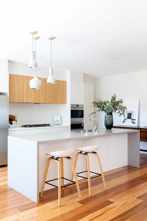 For this new family home in the rural area of Murrumbateman NSW, the interior design aesthetic was an earthy palette, incorporating soft patterns, and warmth through timber finishes. This kitchen has blackbutt timber flooring, Caesarstone benhtops in raw concrete, white and timber joinery, finger tiles and VJ panelling for the island barback. Built by REP Building. Photography by Hcreations. Quartz Kitchen Countertops, Edge Profile, Casa Vintage, Kitchen Room Design, Kitchen Inspiration Design, New Home Builders, Boutique Homes, Kitchen Style, Kitchen Flooring