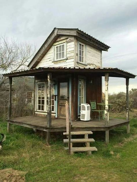 Tiny Off Grid House, Tiny House Art Studio, A Small House, Tiny Cabins, Casa Vintage, Little Cabin, Tiny Cabin, Tiny House Cabin, Small Cabin