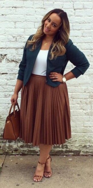 This is one of the plus size outfit ideas for fall that is cute and cozy. #plussize Plus-koon Muoti, Mode Tips, Plus Size Fall Outfit, Plus Size Fall Fashion, Rock Outfit, Paris Mode, Summer Work Outfits, Fashion Trends Winter, Fall Outfits For Work