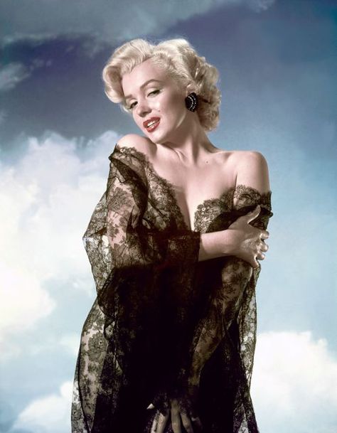 Norma Jeane's Transformation into Marilyn Monroe in Vibrant Color Photos Marilyn Monroe Portrait, Alfred Eisenstaedt, Gentlemen Prefer Blondes, Marilyn Monroe Photos, Brunette To Blonde, Norma Jeane, Blonde Bombshell, Beauty Icons, Portrait Photo