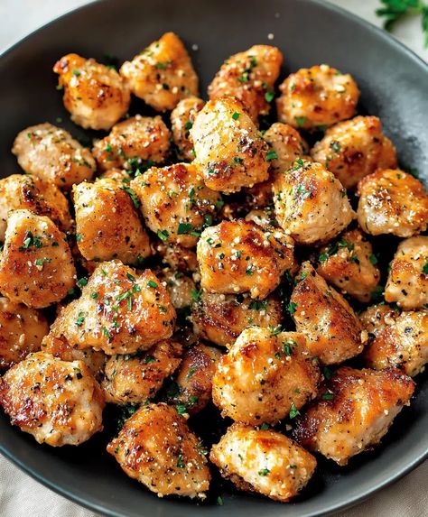 Garlic Butter Chicken Bites Recipe - amandarecipes.com Chicken Beast Recipes, Baked Chicken Bites Recipes, Chicken Hors D’oeuvres, Sauteed Chicken Recipes, Chicken Entree Recipes, Summer Clean Eating, 100g Of Protein, Garlic Chicken Bites, Chicken Bites Recipe