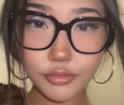 Woman’s Glasses, Nerd Glasses Aesthetic, How To Style Glasses, Cat Eye Glasses Makeup, Eyeliner With Glasses, Lashes For Glasses, Cat Eye Glasses Aesthetic, Diamond Face Shape Glasses, Looks With Glasses