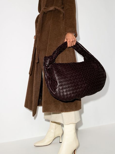 Bottega Veneta Bag Street Style, Bottega Veneta Outfit, Bottega Jodie, Jodie Bag, Normcore Fashion, Bottega Veneta Jodie, Bottega Veneta Handbag, Bottega Veneta Bag, Street Style Bags