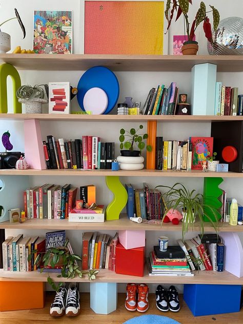 Bushwick Apartment, Funky Shelves, Weird Girl Aesthetic, Colorful Bookshelf, Weird Girl, Funky Decor, Apartment Decor Inspiration, Apartment Inspiration, Living Room Inspo