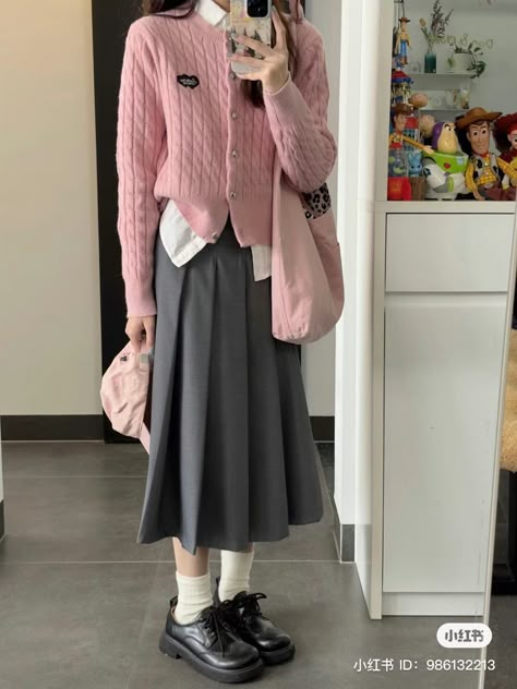 Grey Modest Outfit, Long Pink Skirt Outfit Winter, Kawaii Business Casual, Preppy Hijab Outfits, Modest Shoujo Outfits, Grey Pink Outfit, Grey And Pink Outfit, Japanese Fashion Women Casual, Aline Skirt Outfit