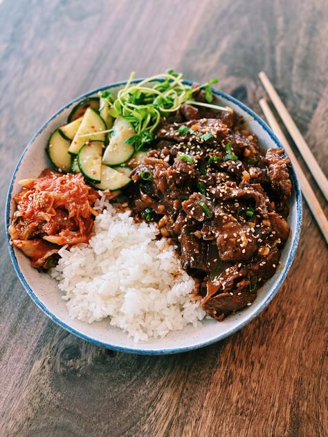 Spicy Bulgogi, Spicy Korean Beef, Beef Bulgogi Recipe, Tiffy Cooks, Bulgogi Recipe, Beef Bowls, Bulgogi Beef, Spicy Beef, Sauteed Veggies