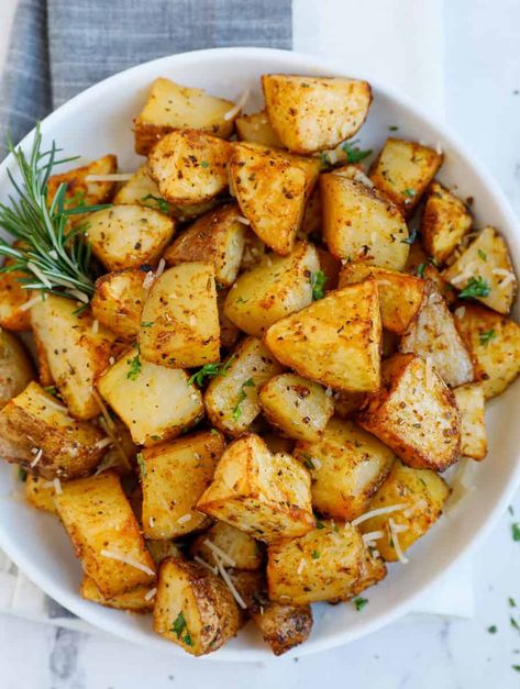 The Best Air Fryer Potatoes via @cookinwithmima Air Fryer Roasted Potatoes, Crispy Potato Bites, Russet Potato Recipes, Air Fryer Potatoes, Cooked Potatoes, Recipes With Chicken And Peppers, Recipes Air Fryer, Roasted Potato Recipes, Yellow Potatoes