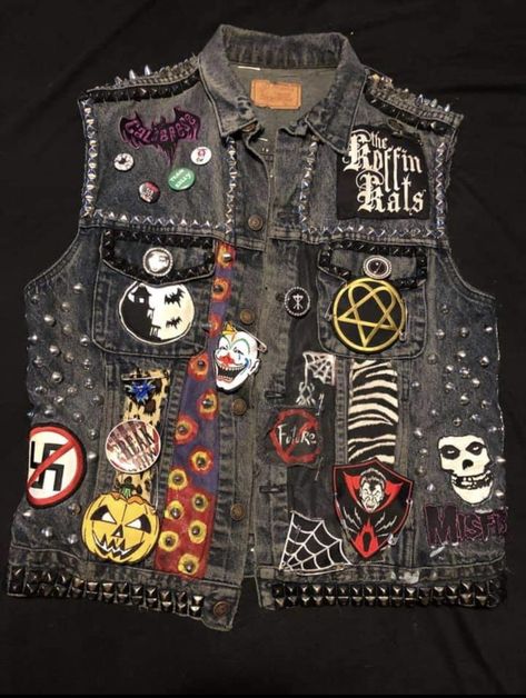 Ghost Battle Jacket, Denim Battle Vest, Horror Battle Jacket, Battle Jacket Inspiration, Punk Denim Jacket Diy, Battle Vest Outfit, Punk Jacket Ideas, Battle Vest Ideas, Punk Diy Ideas