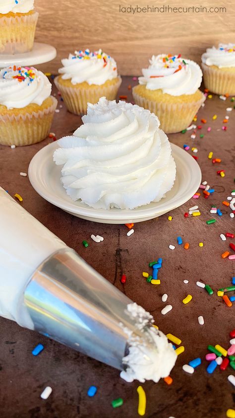 Bakery Frosting Recipe, White Frosting Recipe, Bakery Frosting, White Frosting Recipes, Wedding Cake Icing, Homemade Frosting Recipes, Frosting Recipes Easy, Whipped Frosting, Cake Frosting Recipe