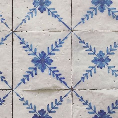 Azulejos Portuguese - Portuguese tiles - Portugal into pics - Wine branding Portuguese Tiled Bathrooms, Kitchen With Portuguese Tiles, Portuguese Bar, Portuguese Tiles Bathroom, Portuguese Tiles Kitchen, Portugal Tiles, Notion Images, Tea Cup Drawing, Wine Branding