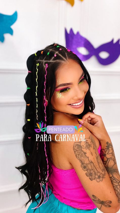 PENTEADO PARA O CARNAVAL 🎭🎉 Se gostou, não esquece de salvar e compartilhar com sua amiga! 😉💜 #dicadetranças #dicadepenteado #maceio… | Instagram 80 Outfits, Make Carnaval, Penteado Cabelo Curto, January 29, Maquillaje De Ojos, Neon, Hair Styles, Makeup, Hair