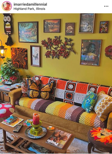 Gold Eclectic Living Room, 60s 70s Decor, Kitsch Interior Design, Maxamilist Interior 70s, Cozy Groovy Living Room, 70 Interior Design 1970s Decor, Montana Apartment, Maximalist Inspiration, Modern 70s Living Room