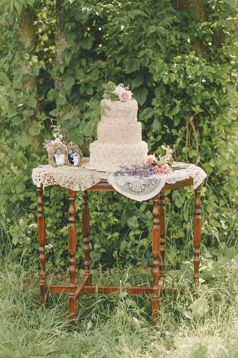 Wedding Cake Table Decor, Vintage Wedding Cake Table, Cake Table Decor, Wedding Cake Table Decorations, Dream Inspiration, Vintage Wedding Cake, Cake Table Decorations, Wedding Cake Table, Decor Shabby Chic