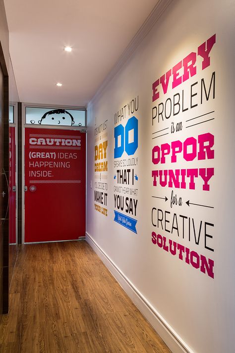 located in novo hamburgo, a city near porto alegre, henrique steyer has conceived and executed the interior design of a digital agency's headquarters. Futurist Architecture, School Bathroom, Classroom Design, School Decorations, Office Walls, Office Inspiration, Wall Graphics, Work Office, Office Interior Design