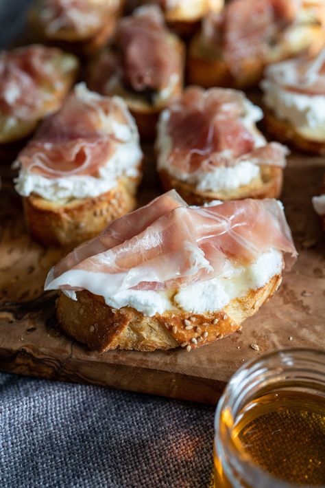 Honey Whipped Ricotta And Prosciutto, Procuitto Recipes Appetizers, Whipped Ricotta Crostini, Prociutto Appetizers, Procuitto Recipes, Crispy Crostini, Proscuitto Appetizers, Ricotta Prosciutto, Honey Appetizers