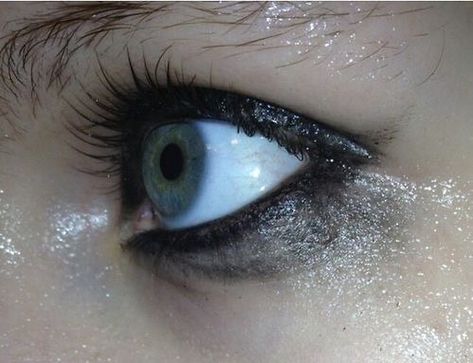 Messy Eyeliner Aesthetic, Teary Eye Makeup, Smudged Makeup Aesthetic, Messy Eyeliner, Dark Smoky Eye, Eye Shadow Looks, Smudged Makeup, Eyes Photography, Dark Eyeshadow