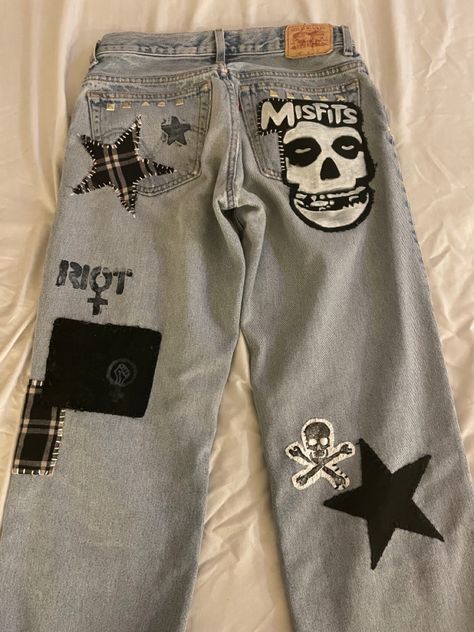 Diy Grunge Clothes, Punk Fashion Diy, Patch Pants, Punk Patches, Upcycle Clothes Diy, Battle Jacket, Diy Jacket, Diy Clothes Design, Concept Clothing