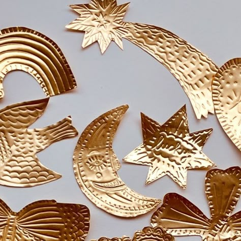 Joëlle Wehkamp on Instagram: "Golden ornaments made of golden foil. Absolutely influenced by the talented @theprintedpeanut and I absolutely LOVED it!✨I have used gold embossing foil of Folia. Please feel inspired too and have some fun during the holidays. It is easy to do and also lovely project together with the kids! 💕 #metalornaments #metalart #handmade #gold #ornaments" Metal Foil Embossing, Brass Ornaments Diy, Gold Foil Ornaments, Diy Gold Ornaments, Foil Christmas Decorations, Gold Ornaments Design, Tin Decorations, Foil Ornaments, Copper Christmas Decor