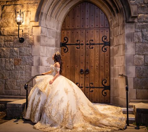 Beauty And The Beast Quinceanera Photoshoot, Beauty And The Beast Decorations Quince, Quince White Dress, Anastasia Themed Quince, Quince Gold Theme, Gold Themed Quinceanera, Anastasia Quinceanera Theme, Beautiful Quince Dresses, Belle Theme Quinceanera