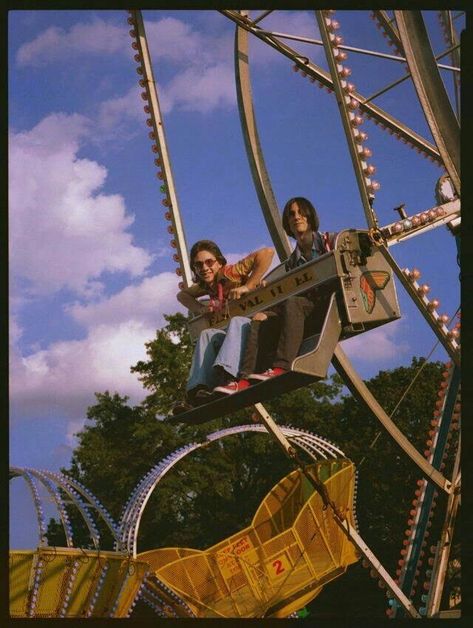 70s Film Aesthetic, Vintage Ferris Wheel, 70s Summer, Ferris Wheels, Wallpaper Retro, 70s Aesthetic, Fotografi Vintage, Shotting Photo, 80s Aesthetic