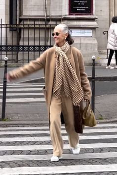 Linda Wright Style, Italian Women Style, Grandma Fashion, Mum Fashion, Over 60 Fashion, Older Women Fashion, Ageless Style, 60 Fashion, Over 50 Womens Fashion