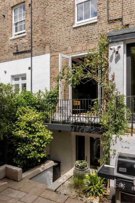 A Green Living Room in a London Maisonette 20 Modern Victorian Apartment, London Maisonette, London Apartment Aesthetic, Living In London Aesthetic, Classic English Interiors, Mediterranean Style Bathroom, Victorian Apartment, Cottage Loft, London Living Room