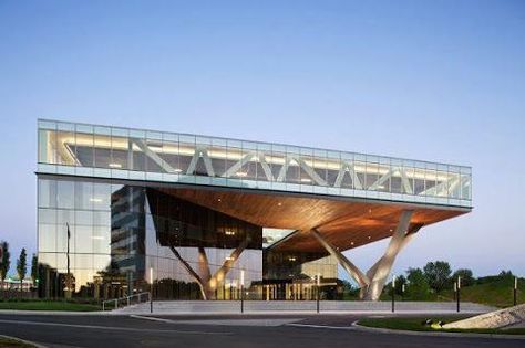 Cantilever Architecture, Modern Office Building, Eero Saarinen, Commercial Architecture, Moscato, Architecture Office, Architecture Exterior, Wood Bridge, Modern Buildings