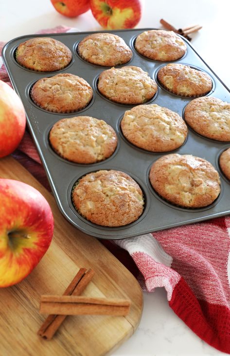 Apple Cinnamon Breakfast Muffins, Apple Muffins Moist, Simple Apple Muffin Recipe, Crab Apple Muffins, Simple Apple Cinnamon Muffins, Honeycrisp Apple Muffins, Apple Muffins Recipes Easy, Fall Apple Muffins, Green Apple Muffin Recipes