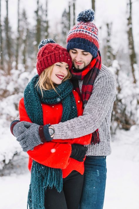 Couple In Winter, Photos Couple Mignon, Winter Couple Pictures, Couple Photography Winter, Snow Couple, Snow Photoshoot, Image Couple, Winter Portraits, Snow Photography