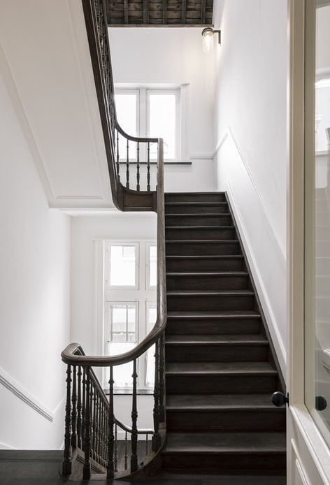 Hotel August | Vincent Van Duysen Architects Victorian Modern, Vincent Van Duysen, Hallway Designs, Staircase Railings, Antwerp Belgium, Interior Stairs, Modern Hotel, Spanish House, Level Homes